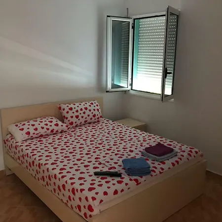 Giulia * Vlorë